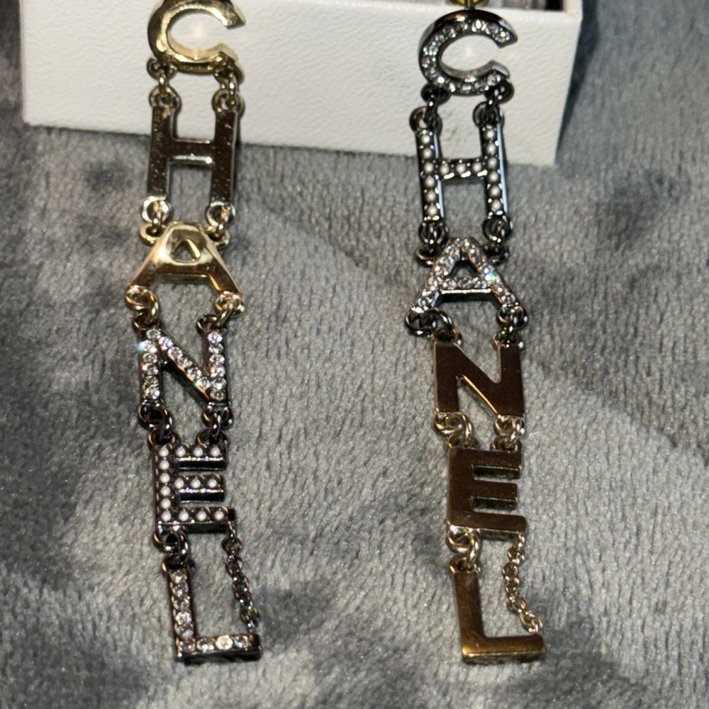 Chanel 100% Authentic long earrings with two tone gold /silver hardware has box - Picture 3 of 9